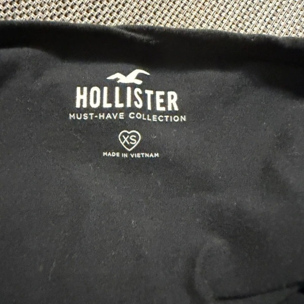Hollister Black Puff-Sleeve Smocked Crop Top - Picture 3 of 4